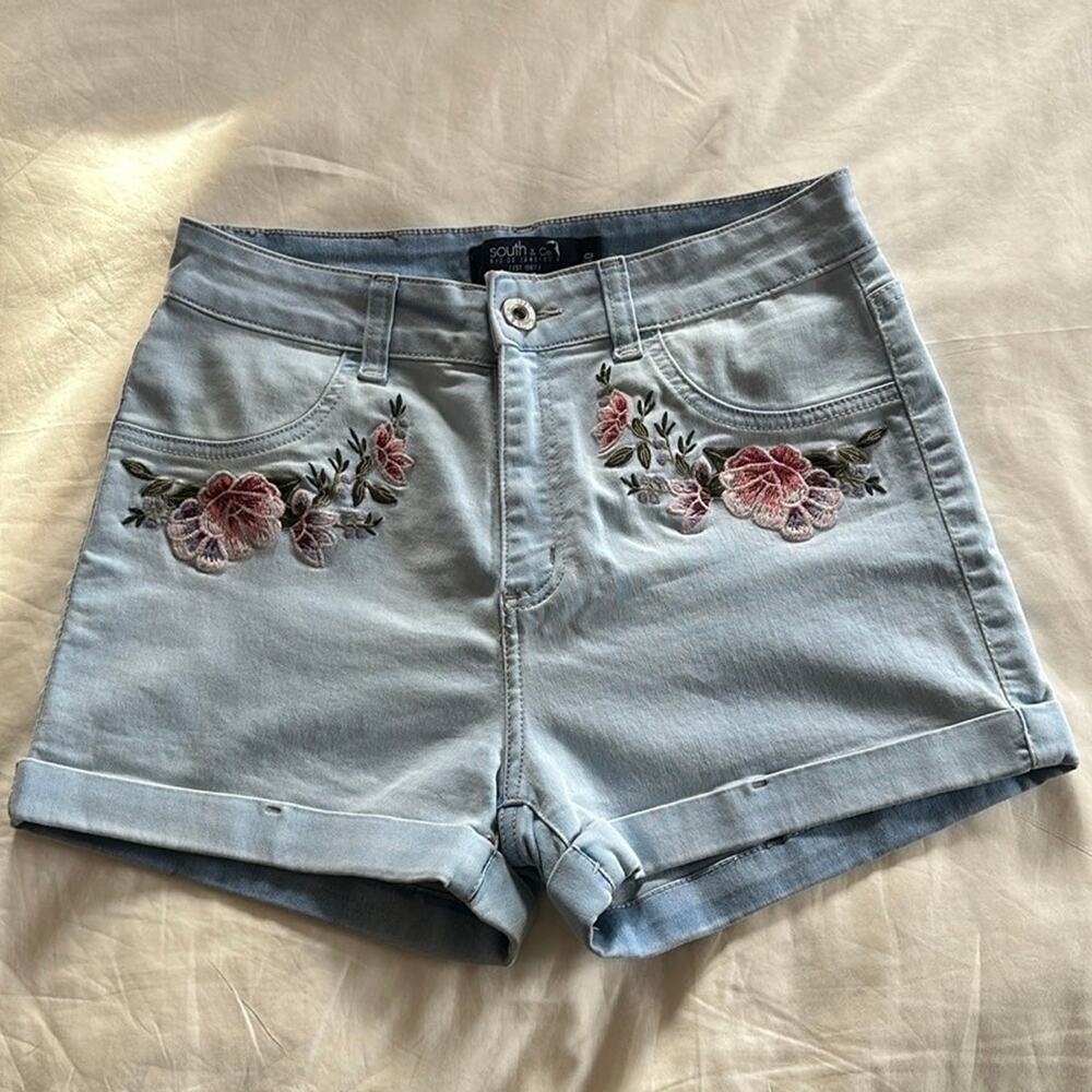 NWOT - embroidered jeans shorts